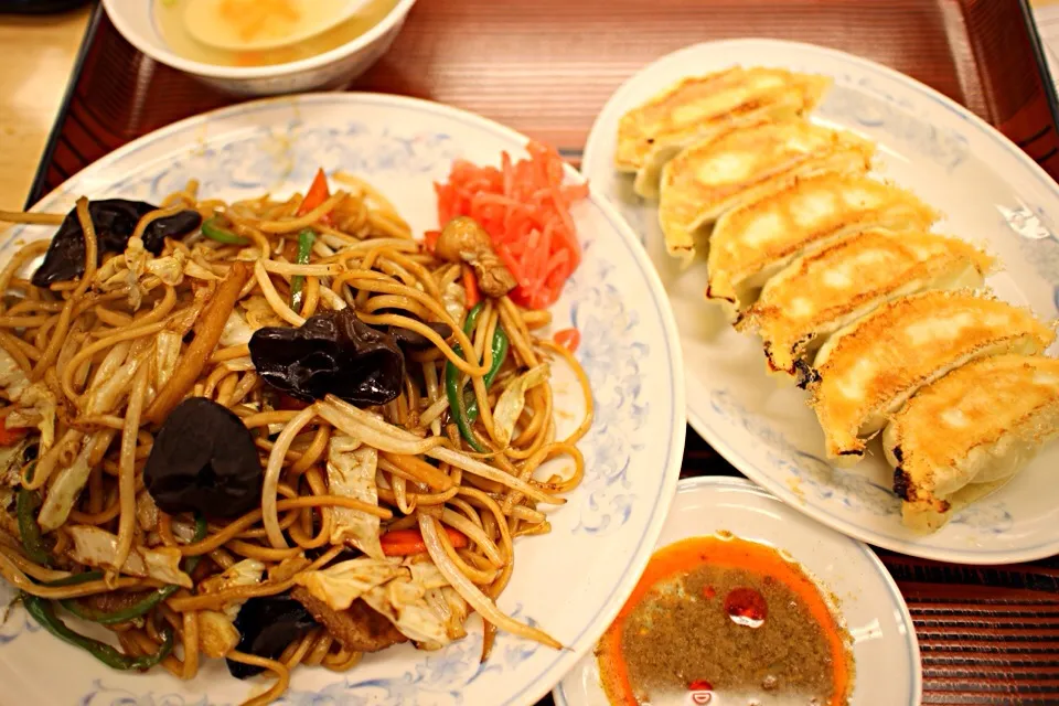 ソース焼きそばと焼餃子|マハロ菊池さん