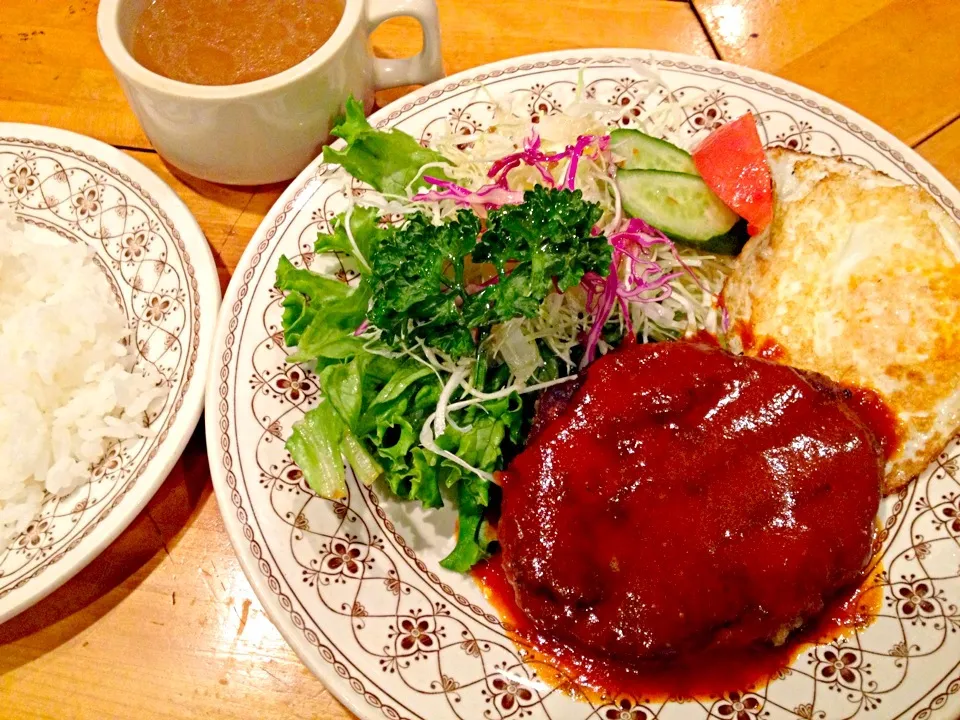 ハンバーグ定食、ドリンク付850円也|秋山知隆さん