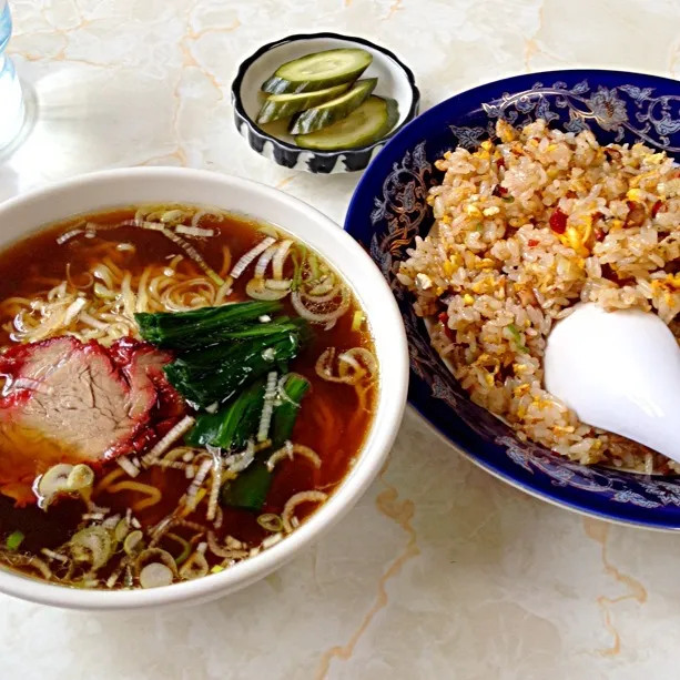 Snapdishの料理写真:チャーハンと半ラーメンセット|まるちーずさん