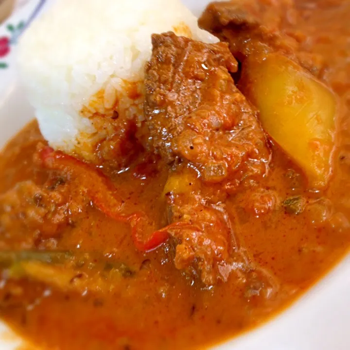 Snapdishの料理写真:牛すじ肉カレー  トマト＆ミルク風味|でおでおさん