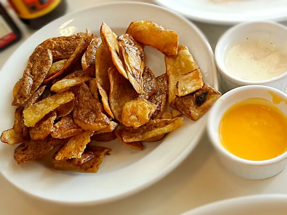 Snapdishの料理写真:potato skins with ranch and cheese dips|enihsさん