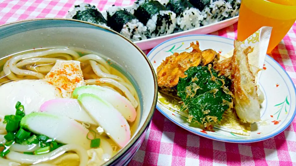 かけうどん(卵･蒲鉾･青ねぎ)、天ぷら(ちくわ･さつま芋･大葉) 、俵むすび(わかめ＆明太子)|まあるさん