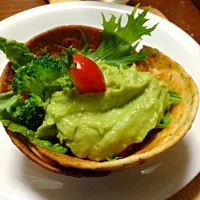 Snapdishの料理写真:Guacamole ワカモレ アボカドディップ     トルティーヤを軽くフライしたカップで。