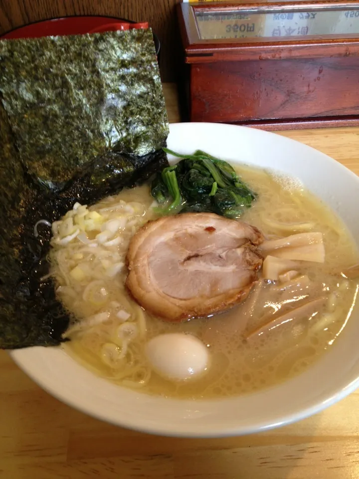 Snapdishの料理写真:豚骨塩ラーメン|おてんき小僧さん