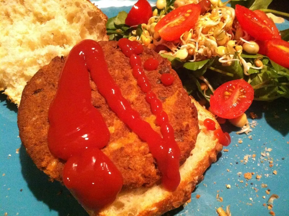 Veggie burger, ketchup & salad|Nick Hiderさん