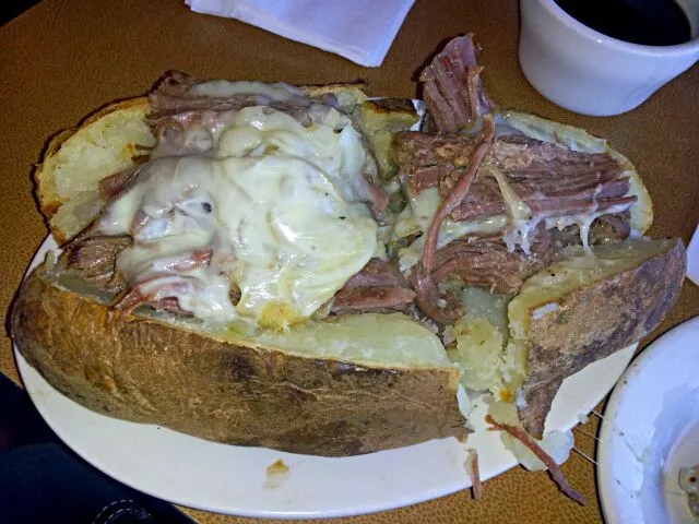 Snapdishの料理写真:jasons deli stuffed pot roast potato|d. pattpersonさん