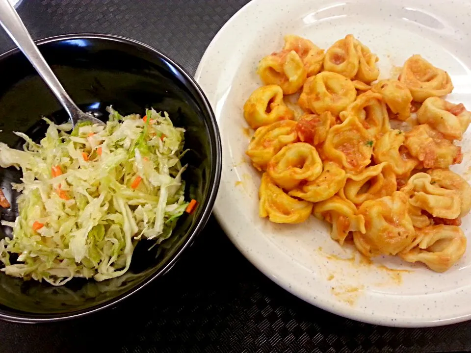 Snapdishの料理写真:4 cheese tortellini and salad|ash tamさん