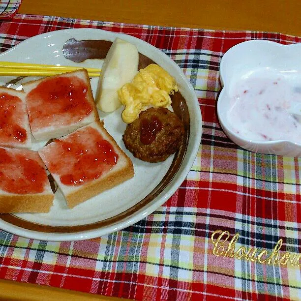 ぼっちゃんの朝食
食パンにジャム、
朝フルーツはりんごです(o^－^o)|ふみぃさん