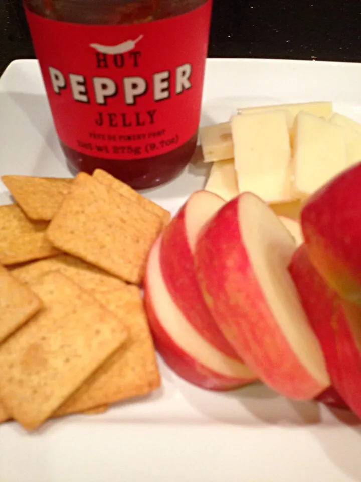 Wheat thins, aged cheddar, honey crisp apples, and red pepper jelly. Abre gana!|Emmie Pizarroさん