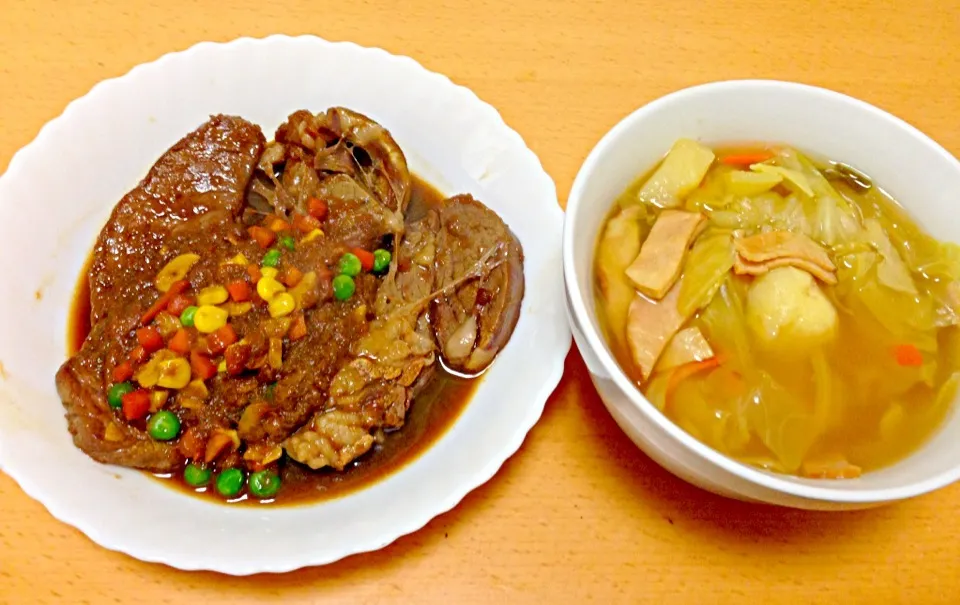 玉ねぎをすり下ろしたものを入れたニンニク醤油に一晩着けて焼いたステーキとカレー風味のポトフ|TonyYamadaさん