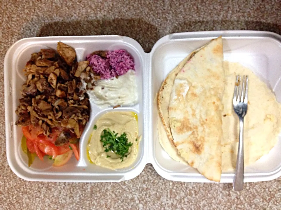 Chicken and pita with hummus and beets :)|joie chowさん