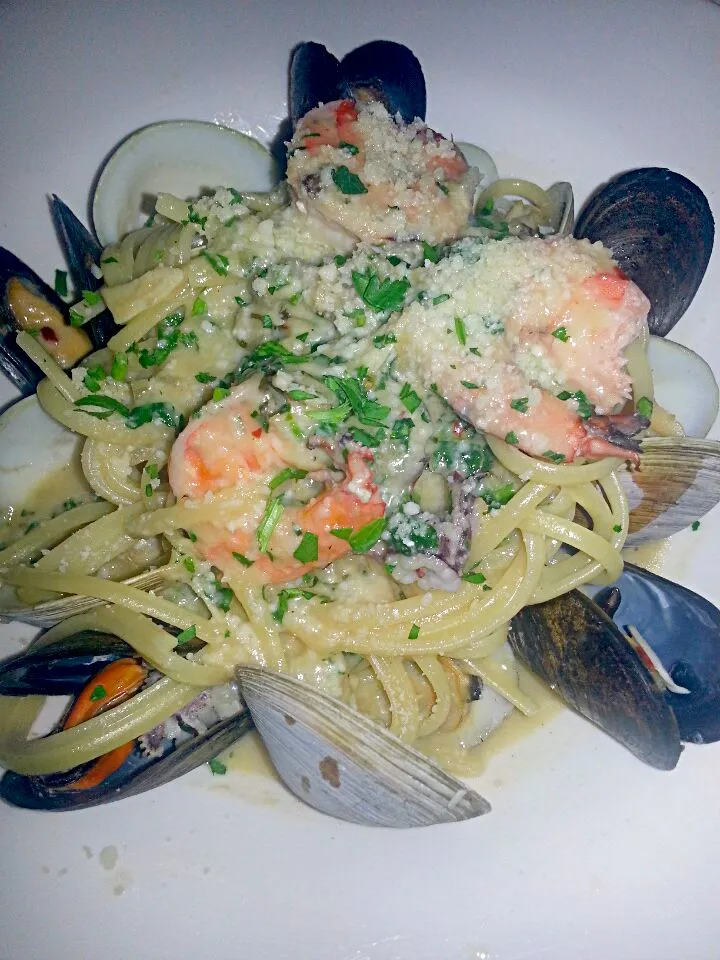 Seafood Linguine with Italian herbs, garlic and lemon cream sauce|lilian angさん