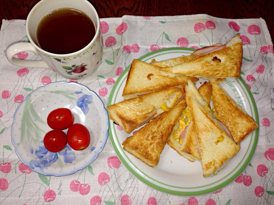 ホットサンドで朝ごはん|みおさん