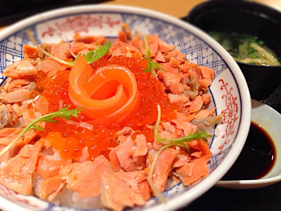 魚蔵☆紅鮭ほぐしといくらの三色サーモン丼|こぺ こぺちさん