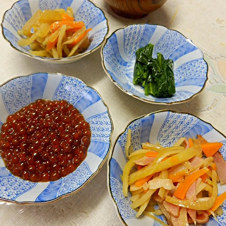 ふみちゃんをお寺に送りおいらは帰宅。適当にお昼ご飯。実家って冷蔵庫に何かしら入っているよね（笑）この他にもまだまだあったよ。誰がたべるだろ？|しーさん