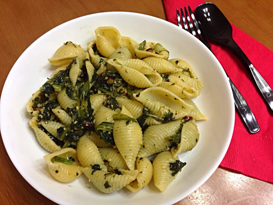 Shell pasta in spicy spinach sauce|natasharavindranさん