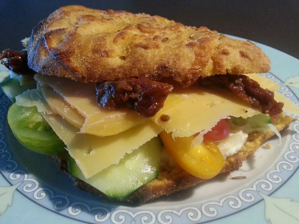 Foccacia "Gezond"
(with 2 year ripened reypenear cheese, lettuce, tomatoes and cucumber)|Frank&Jolanda - Eteninbeeldさん