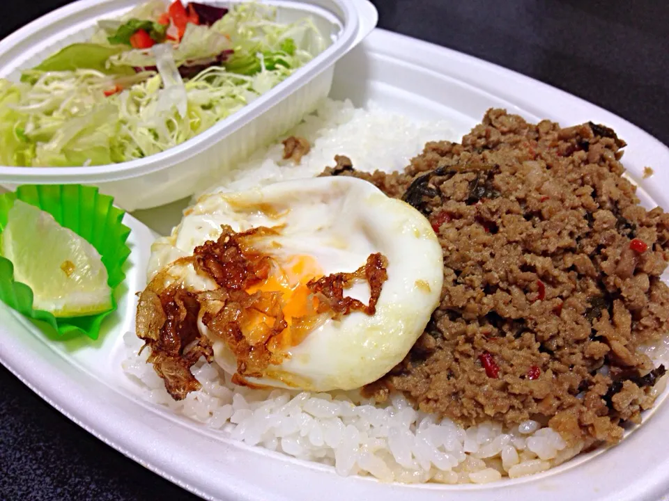 Snapdishの料理写真:ผัดใบกะเพราหมู ガパオご飯弁当@ที่ญี่ปุ่น ほっともっと|akiさん