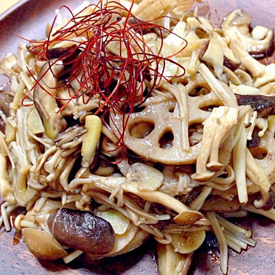 Yukaちゃん料理 Stir fried mushrooms n lotus root w/ anchovy 蓮根と茸のアンチョビ炒め♥️|ともきーた (伊藤 智子)さん