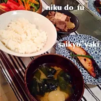 Snapdishの料理写真:銀ひらの西京焼き、肉豆腐、サラダ、麩とわかめの味噌汁♡|さおりさん