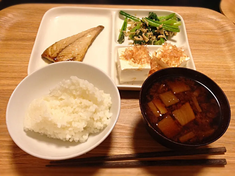 焼き鯖、小松菜と鶏ひき肉としらすの塩麹炒め、冷奴、里芋と聖護院大根の味噌汁|izumiさん