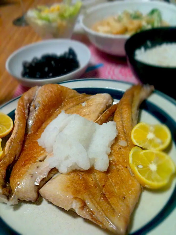 10/20 ぶりあらのグリル塩焼，水菜とお揚げと焼き豆腐の味噌煮，黒豆煮，コーンサラダ|kykyさん