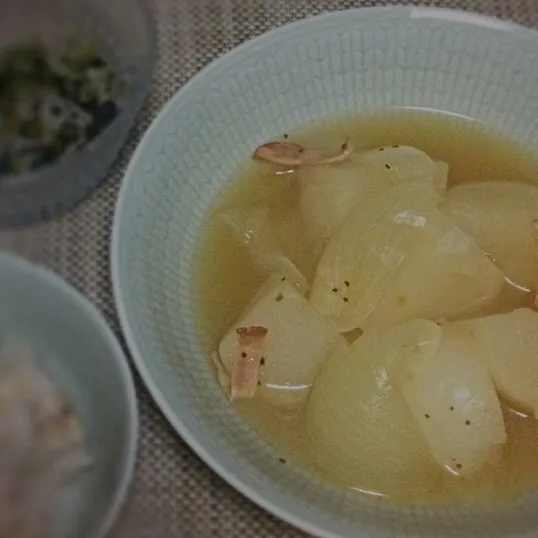 カブと玉ねぎのスープ…というか、コンソメ味の煮物って感じになった。|ぺんぎんさん