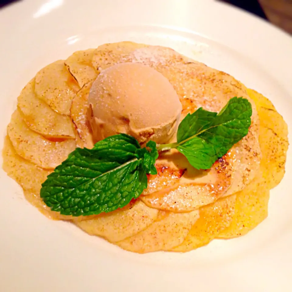 Snapdishの料理写真:Apple pie with chocolate ice-cream|PeonyYanさん