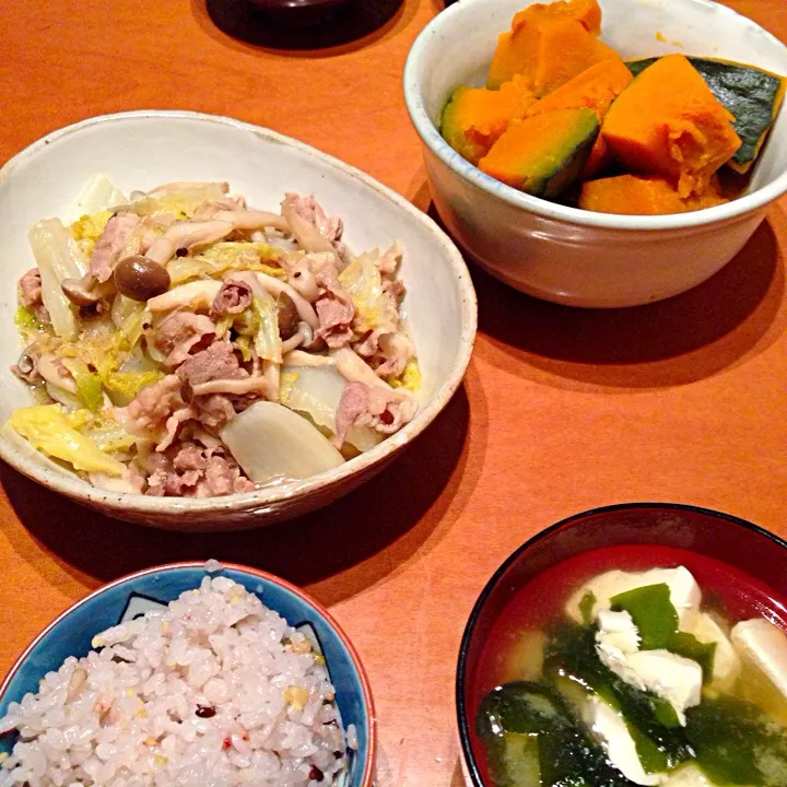 普段ご飯 ☆雑穀米、豆腐とワカメのお味噌汁、白菜と豚バラの炒め煮、カボチャの煮物|Yuko&Rumさん