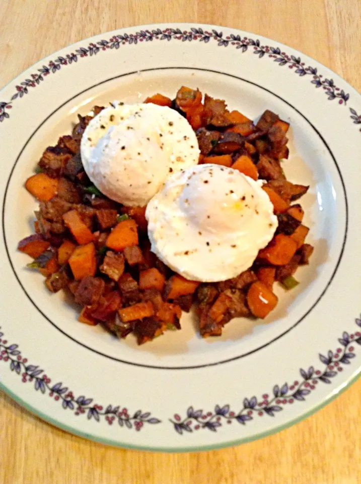 Snapdishの料理写真:Poached Eggs over Sweet Potato Flank Steak Hash|http://melissasmenu.wordpress.com/さん