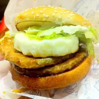 タイのマクドの新商品ショーグンバーガー!!その正体は…てりたま＋シーザーソースのバーガーだ！ダブルにしたよ。(^-^)/|msdsystemさん