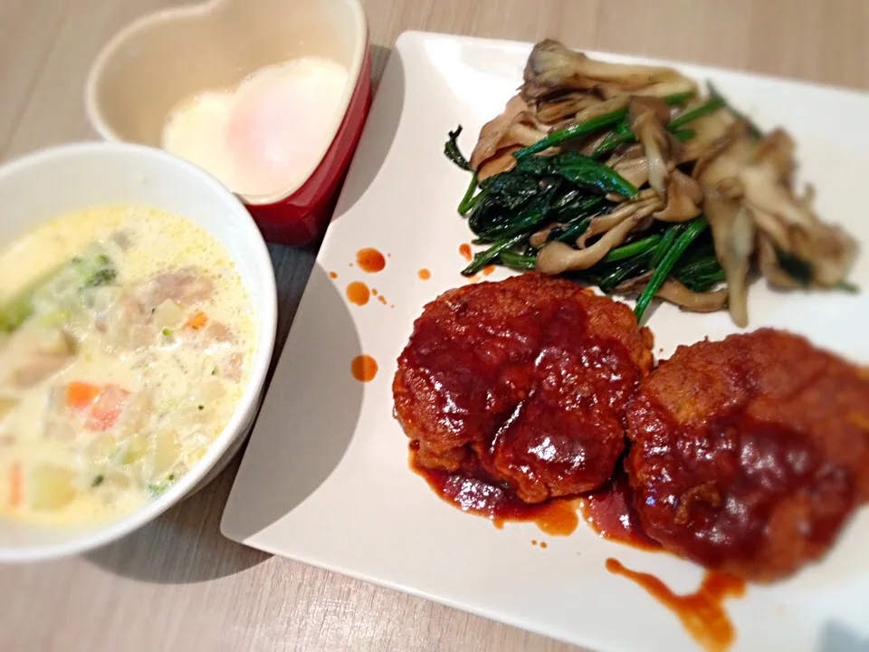 豆腐ハンバーグ＆温玉＆チキンのクリーム煮|きむらゆりかさん