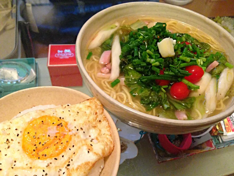 レタス炒め塩ラーメンと目玉焼きご飯|たけのこジョニーさん