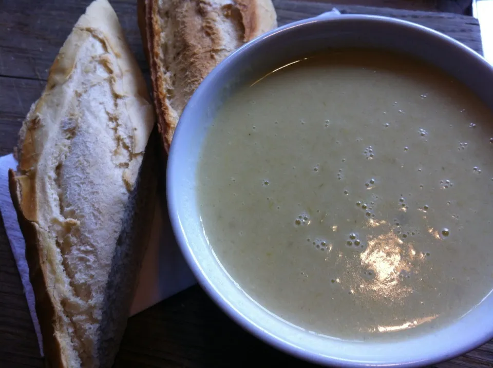 Snapdishの料理写真:Leek & potato soup in the Royal Oak, Wineham|Nick Hiderさん