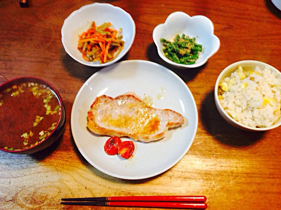 一汁三菜をめざす感じで。栗ご飯とエノキ氷で作った赤味噌のお味噌汁がポイント。|Ai Nakamuraさん