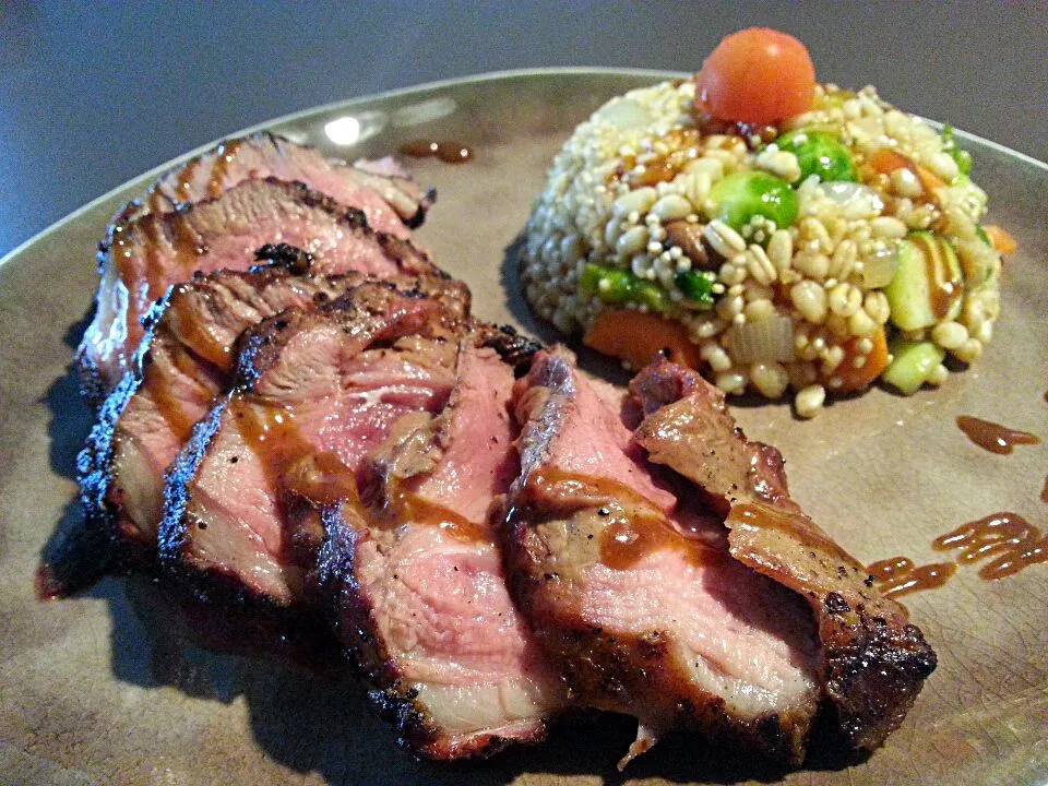 Barbecued lamb rumpsteak and a tarly/quinoa stirfry with Brussels sprouts, carrots and mushrooms|Frank&Jolanda - Eteninbeeldさん