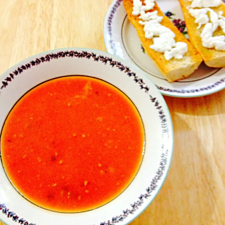 Poblano Tomato Soup with Toasted Baguette and Goat Cheese|http://melissasmenu.wordpress.com/さん