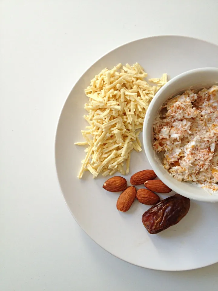 Corn flakes with low fat yoghurt, cocnut flakes and cinamon, daiya dairy free mozarella with roasted almonds and dates|morgan charlotteさん