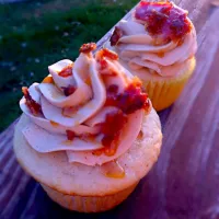 Snapdishの料理写真:Vanilla maple cupcake with carmelized  bacon|Tiffini Millsさん