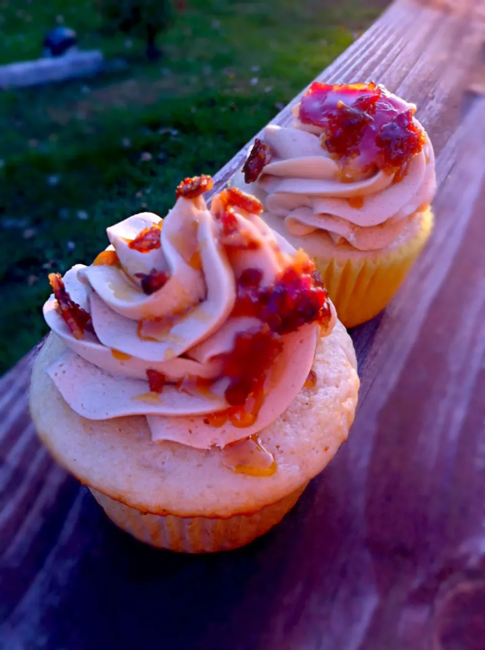 Vanilla maple cupcake with carmelized  bacon|Tiffini Millsさん