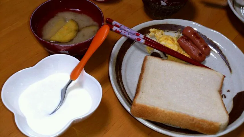 朝食
安納芋の味噌汁
今日は朝フルーツがない…|ふみぃさん