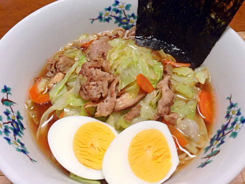 しょうゆラーメンに肉野菜炒めたっぷり|ゆきちあ( ^ω^ )さん