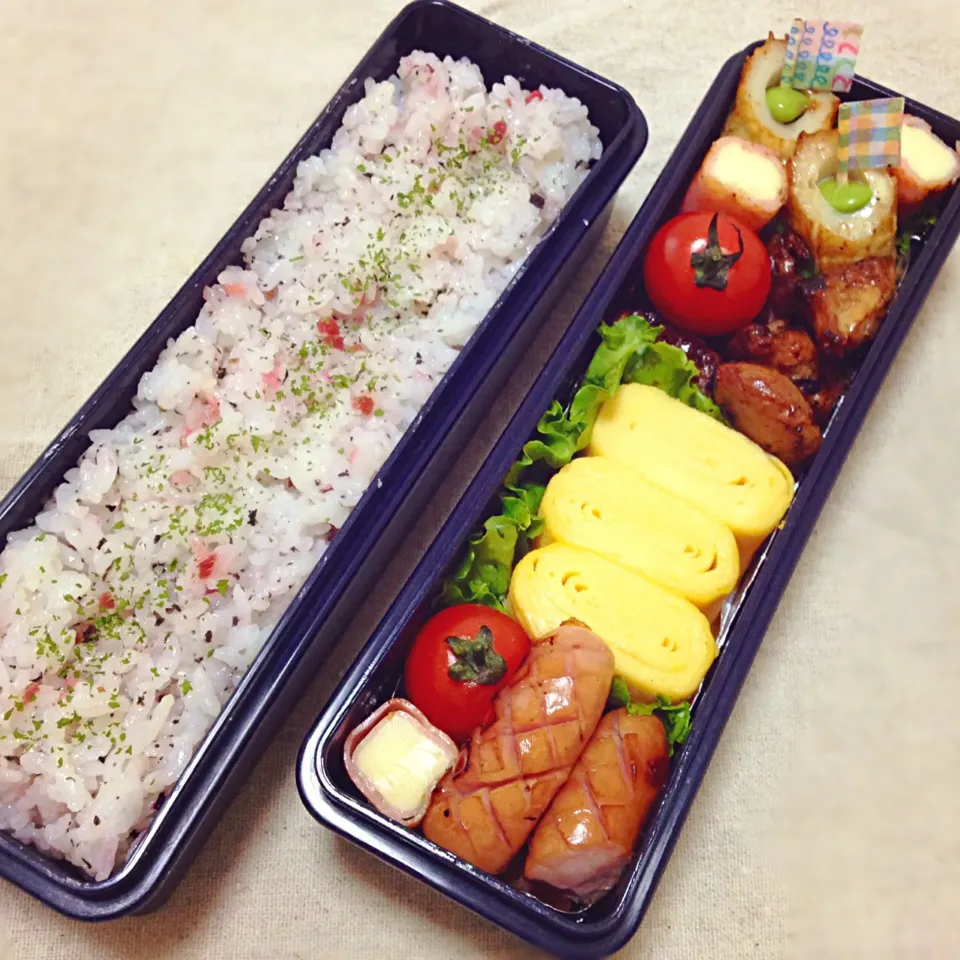 夫用のお弁当♪ウインナー,卵焼き,ガーリックチキンソテー,茶豆ピックin竹輪のマヨ醤油,ベーコンチーズ,ミニトマト,カリカリ梅しそ混ぜご飯*|Fumiyoさん