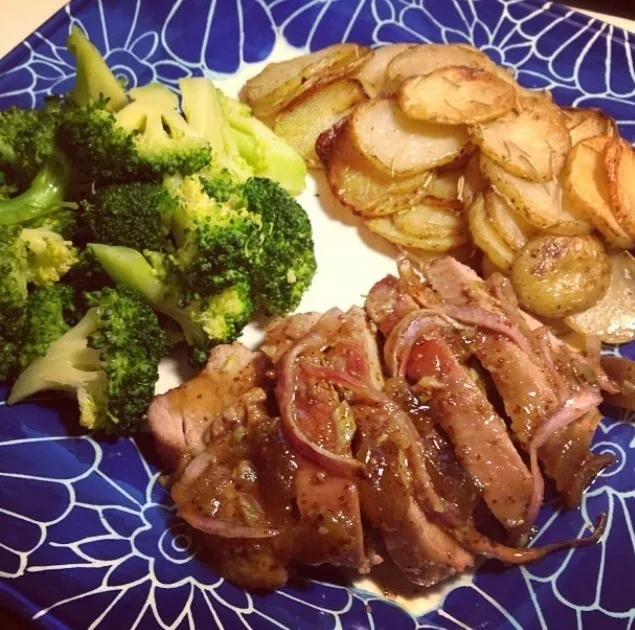 Snapdishの料理写真:Fig-Glazed Pork Tenderloin with Roasted Potatoes and Steamed Broccoli|Araleielさん