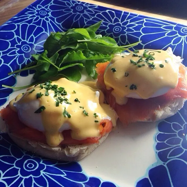 Snapdishの料理写真:Eggs Benedict with Smoked Salmon|Araleielさん