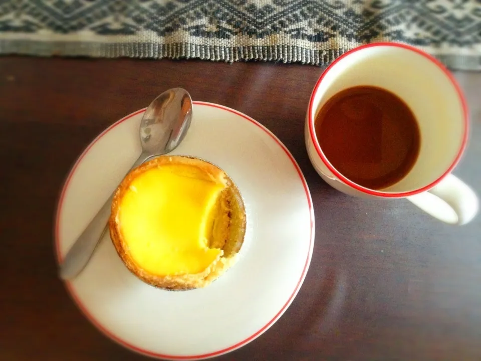 Snapdishの料理写真:Hong Kong egg tart & coffee|Prae~*さん