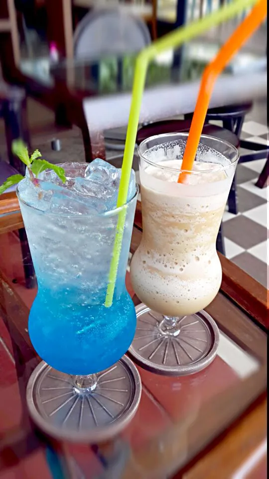 Italian soda vs Coffee hazelnut frappe|Dreamさん