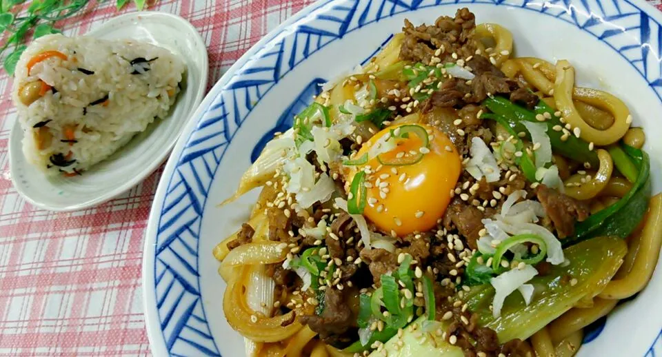 すき焼きうどん、豆入り五目おにぎり|M♡mamaさん