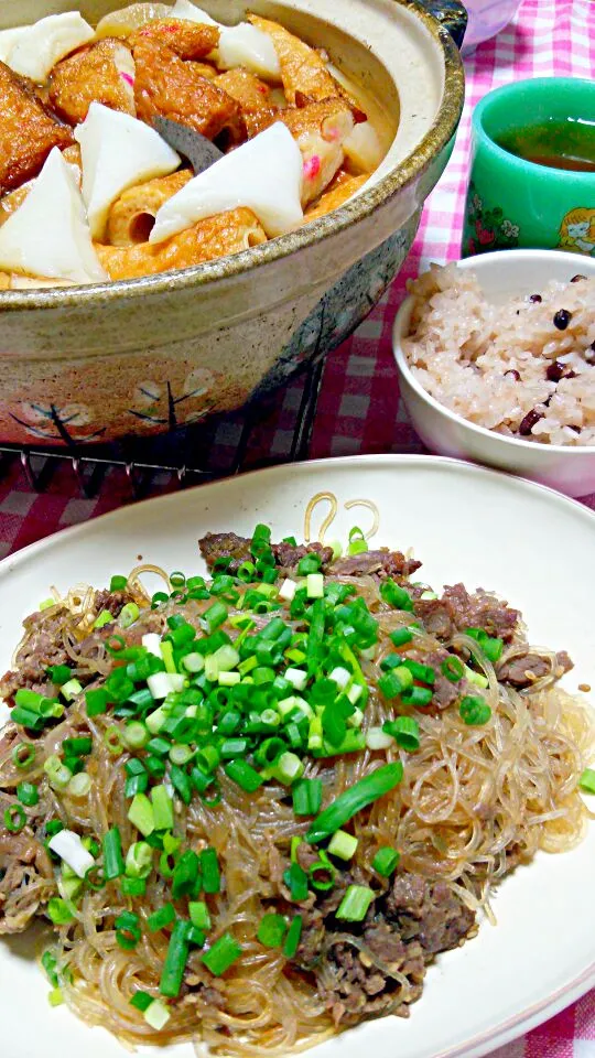 お赤飯、牛肉と春雨炒め(プルコギ用牛肉＠コストコ･春雨･青ねぎ)、おでん(鶏手羽元･大根･はんぺん･たこ天･ひら天･蒟蒻･卵･ちくわ)|まあるさん