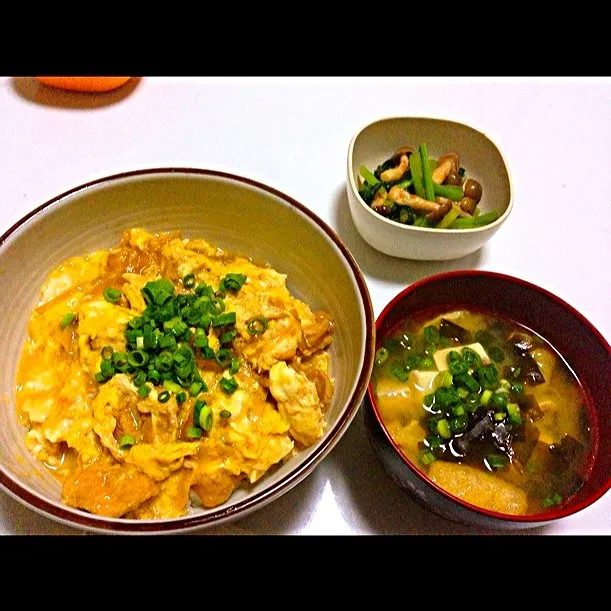 親子丼、小松菜としめじのおひたし、わかめと豆腐の味噌汁|あいにゃんさん